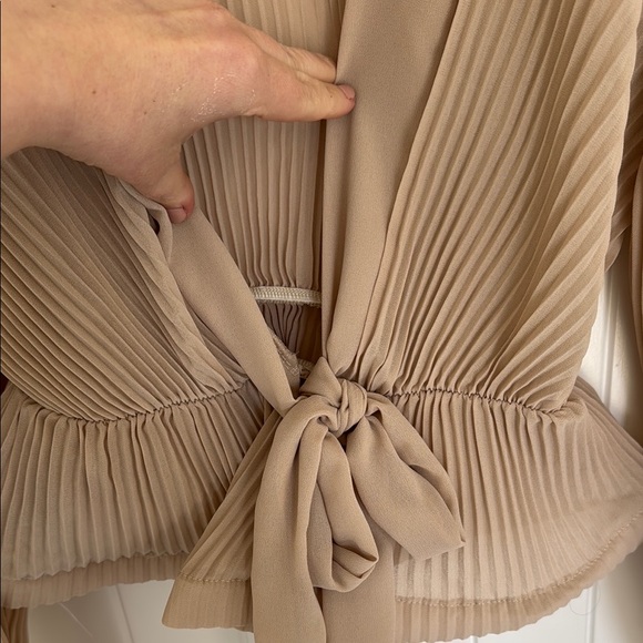 Elegant Beige Pleated Blouse - Picture 3 of 4
